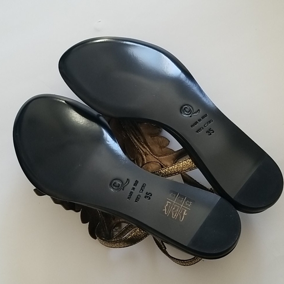 Alexander McQueen Gold Leaf Flat Sandals EU 35 NIB - Picture 5 of 7